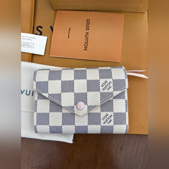 Louis Vuitton Victorine Wallet - Picture 1 of 15